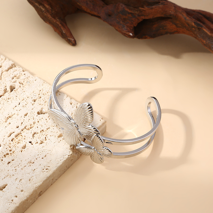 Diseño de nicho transfronterizo de mariposa de cobre chapado en oro real no se desvanece pulsera abierta temperamento versátil de alta calidad mujer