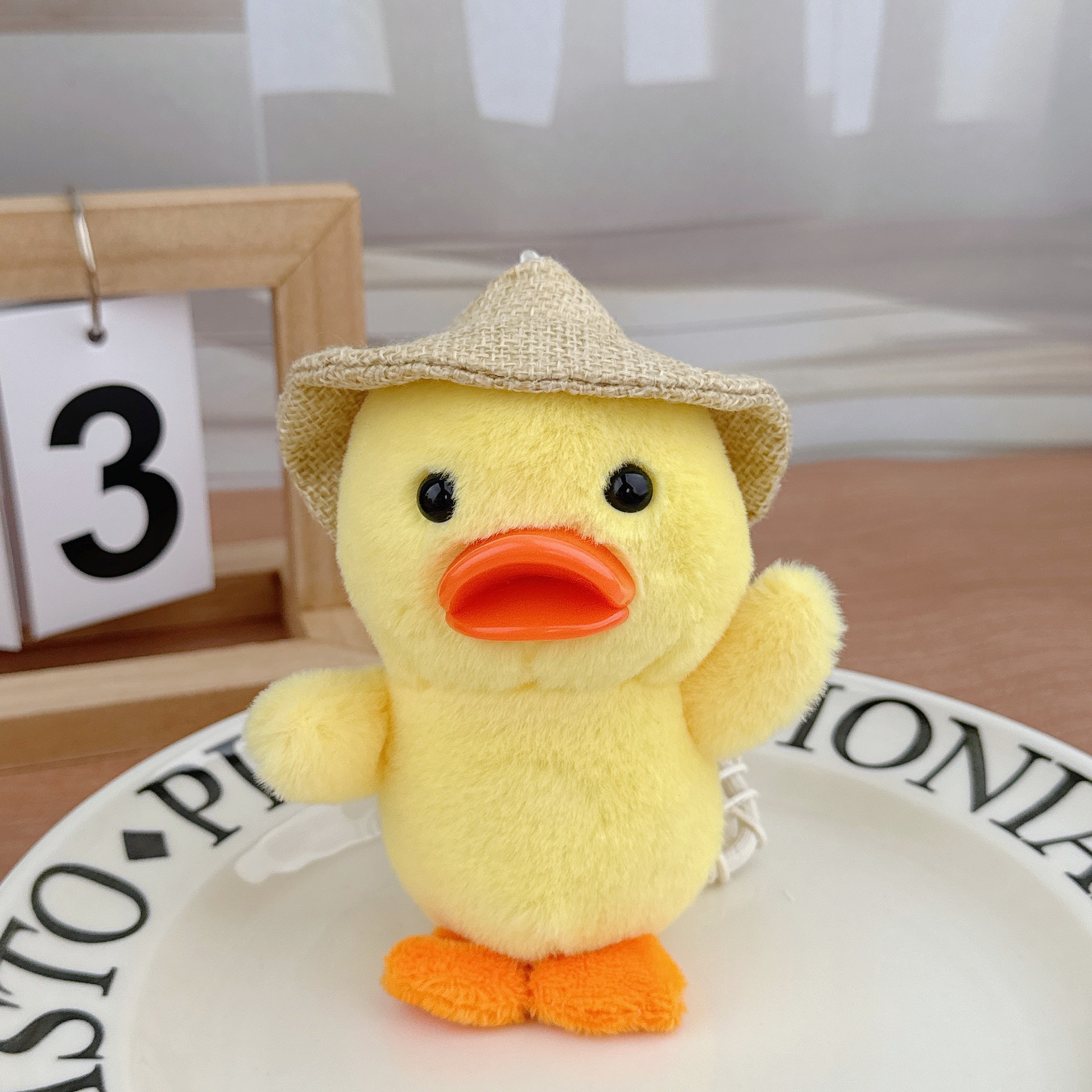 Internet celebridad pato muñeca colgante sombrero de paja viene en pato mochila adornos Keda pato llavero de peluche muñeca