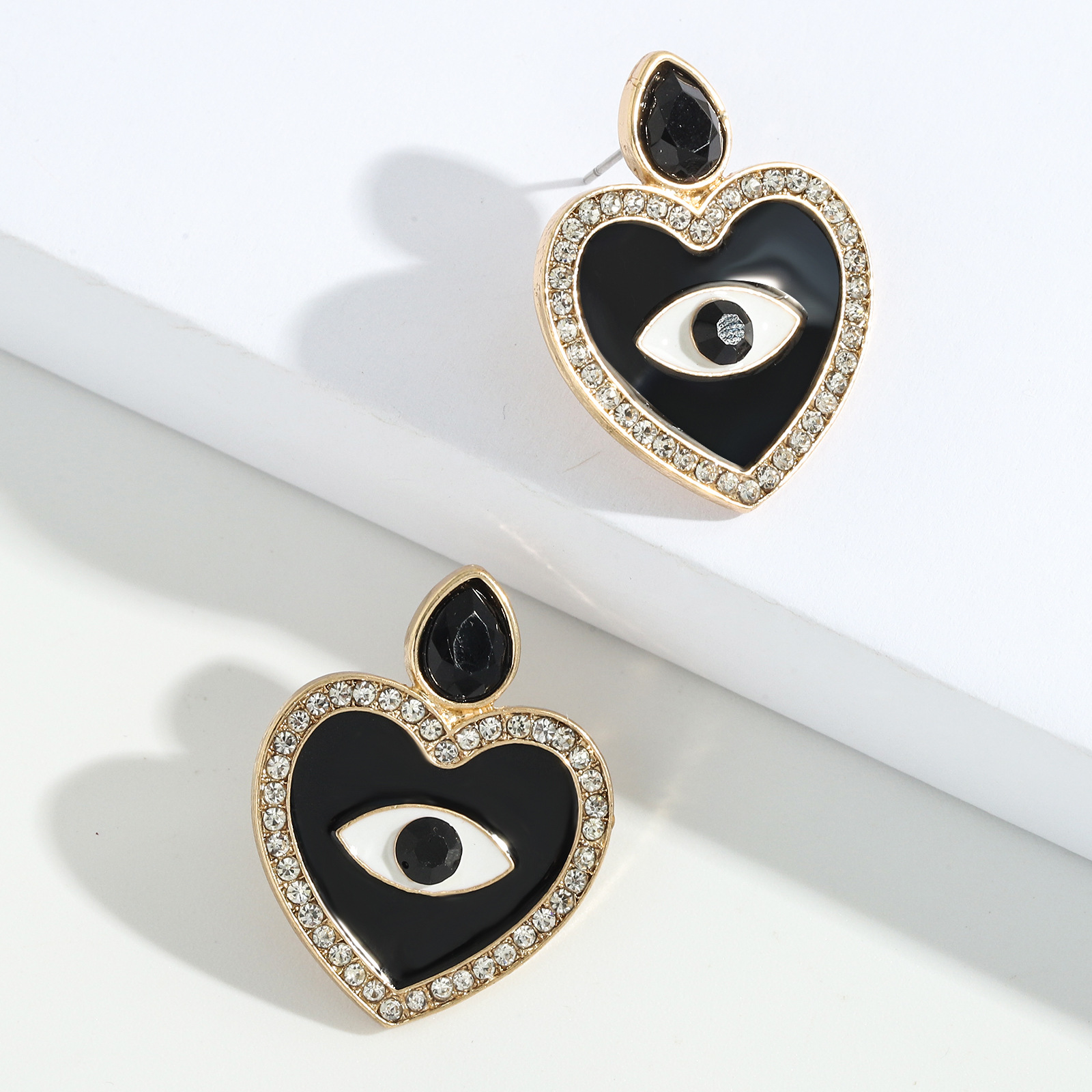 Europe Et Amérique Creative Oeil De Diable Alliage Boucles D'oreilles Diamant-intégré Brillant Accessoires Huile-essuyage Coeur Boucles D'oreilles De Mariage Voyage Boucles D'oreilles display picture 14