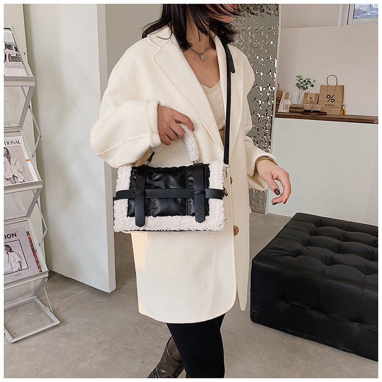 2021 New Fashion Plush Messenger Bag Autumn And Winter Plush Portable Small Bag Wholesale display picture 5