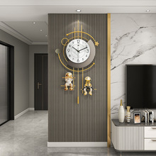 轻奢挂钟客厅家用高级感现代玩偶装饰钟表沙发餐桌旁静音挂墙时钟