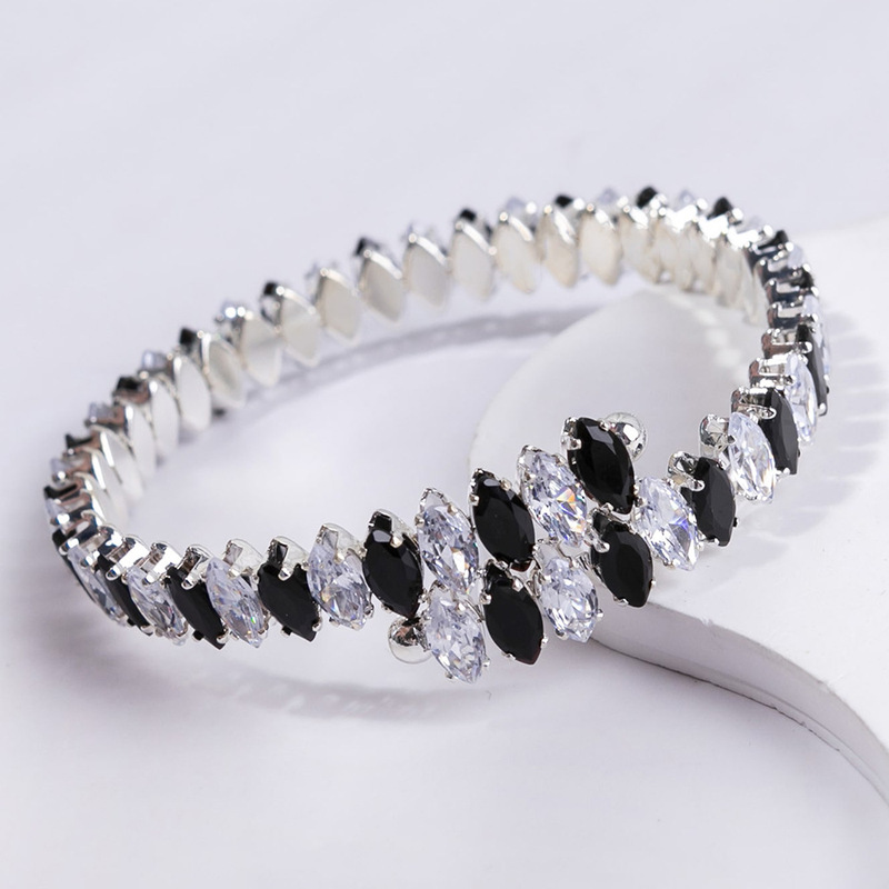 New European and American Luxury Full Zircon Necklace, Bracelet, and Earrings Three-Piece Set, Oval Choker, Fashionable Simple Choker for Women