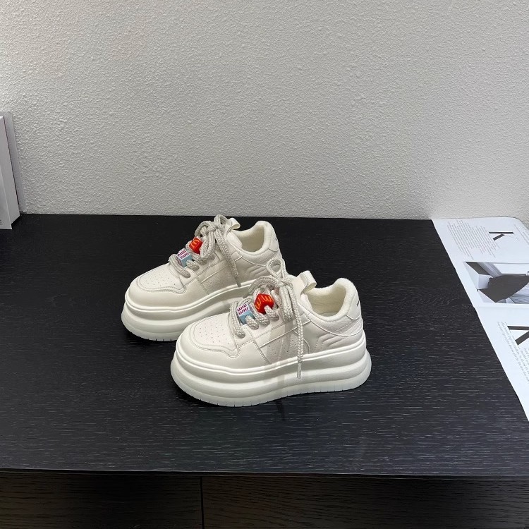 Pequeño 6cm de cuero más zapatos muffins de lana mujeres 2024 invierno nueva moda versátil pan casual pequeño zapatos blancos moda