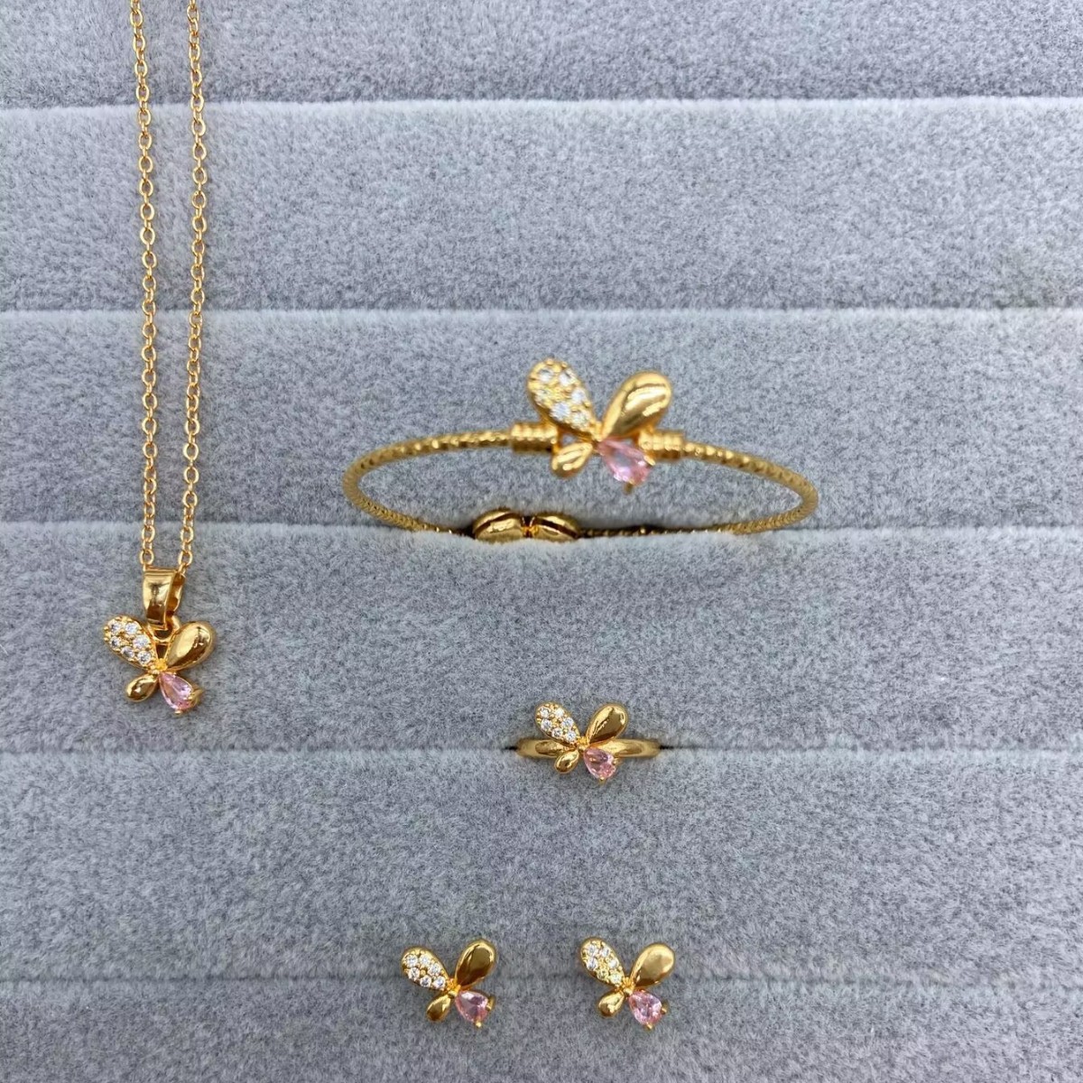 Juegos de joyería para niños transfronterizos anillos de zircon dorados de cobre aretes brazaletes collares mariposa joyería cuatro piezas al por mayor
