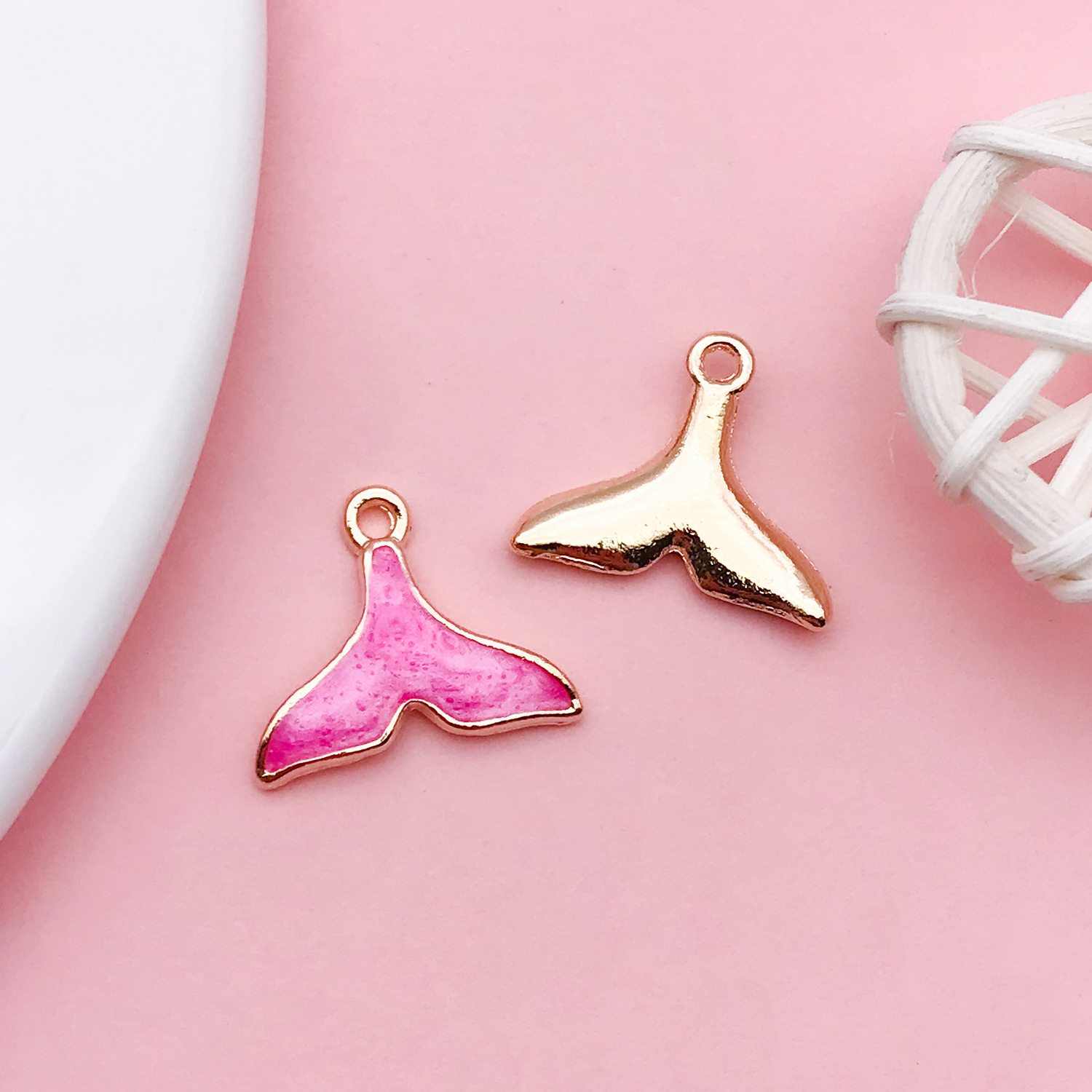 17569-玫红色滴油锌合金海洋美人鱼尾18x15-1.2g