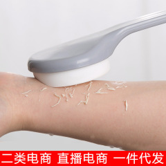 長柄のボディソープのスポンジはボディソープの用品を磨いて背中を拭きます。
