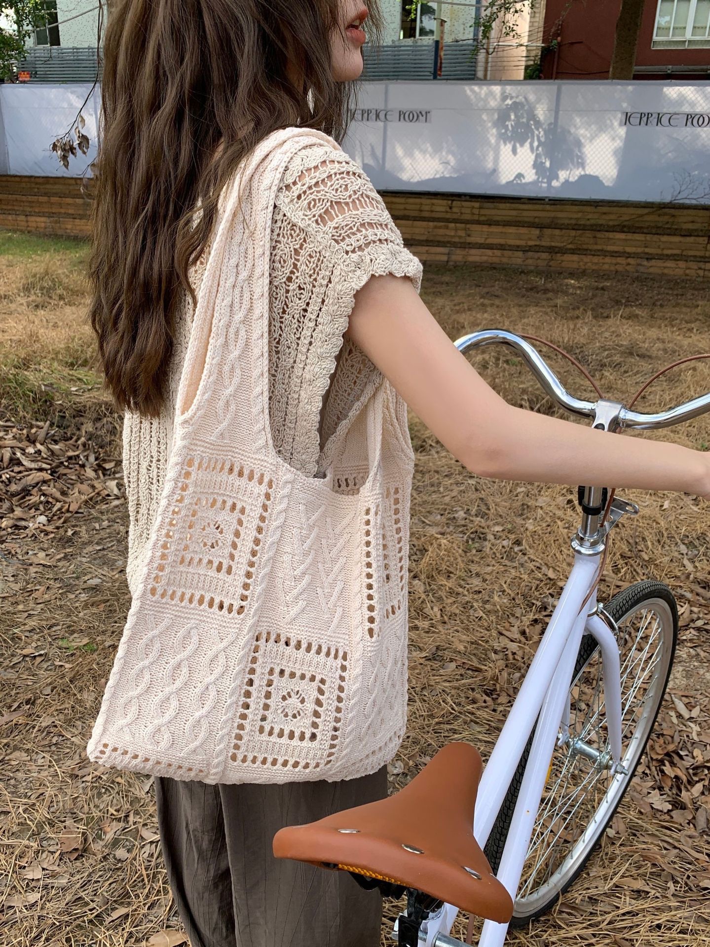 The new dopamine-colored knitted bag features a retro cut-out woven pattern and a niche design. It is a large-capacity single-shoulder bag for summer details Picture