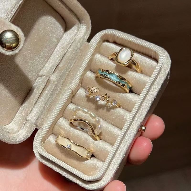Small design sophisticated fashionable ring