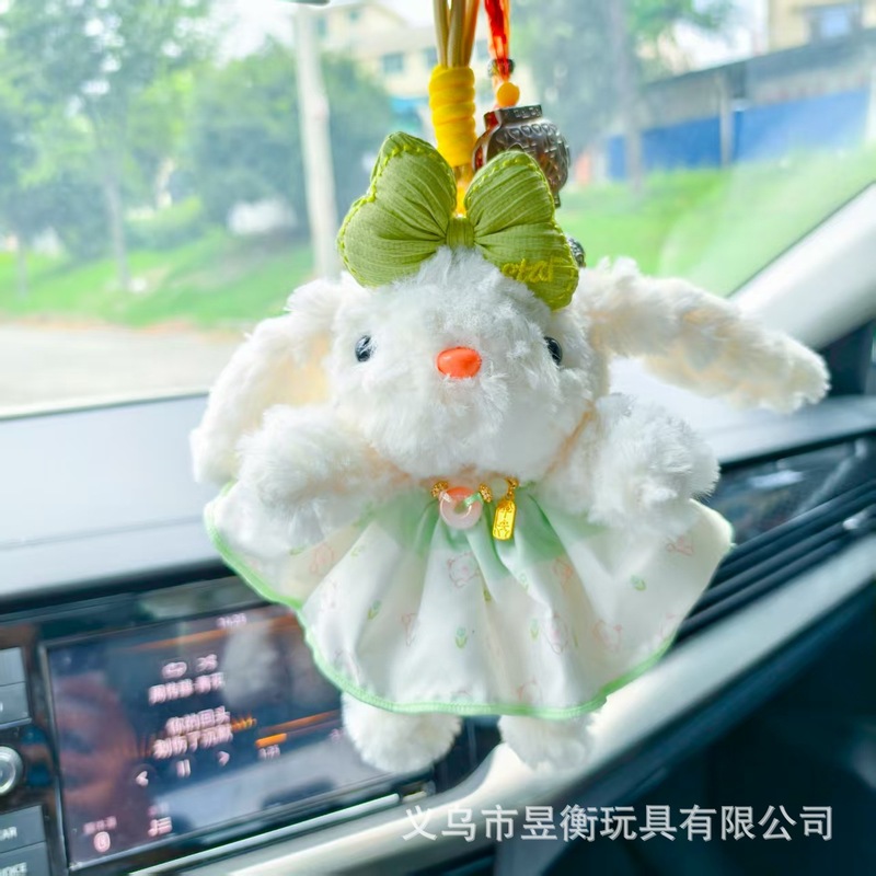 創意の長い耳のウサギはかわいい垂れ下がった耳の小さい白いウサギのぬいぐるみの鍵を掛けて女子学生のカバンを掛けて飾ります。|undefined