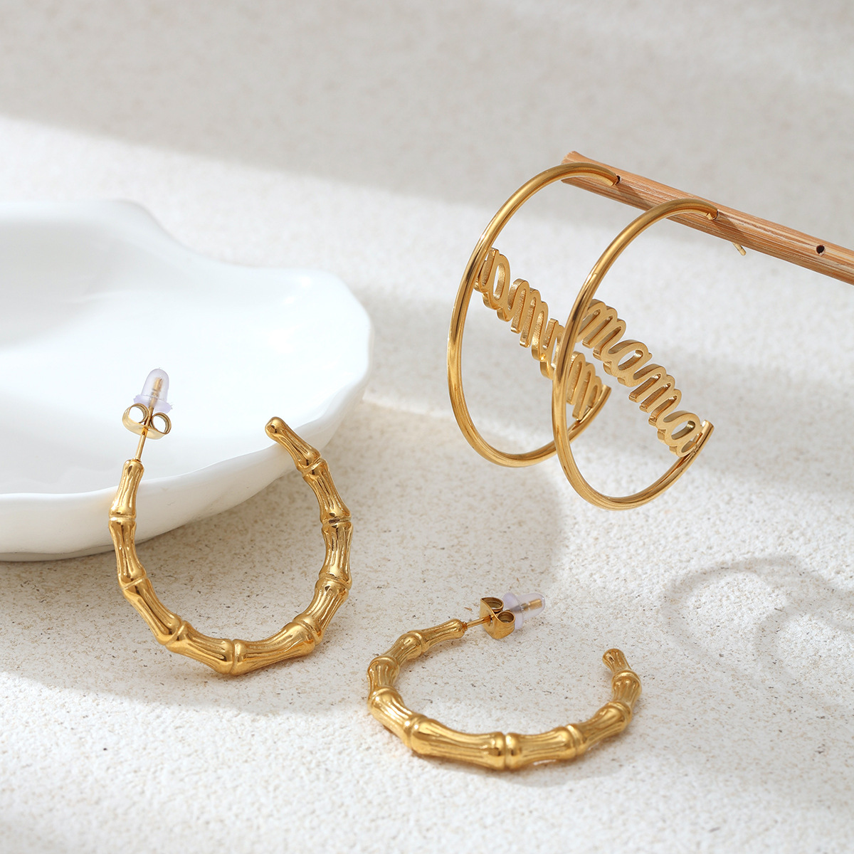 Taina estilo europeo y americano pendientes de acero inoxidable lujo ligero de alto nivel de bambú letras de anillo exagerado pendientes para mujeres no se desvanecen