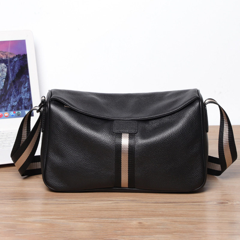 Túi đeo chéo nam da bò mềm kiểu mới, túi đeo vai thời trang thể thao thường ngày 32×20×10 cm — Màu đen vân vải