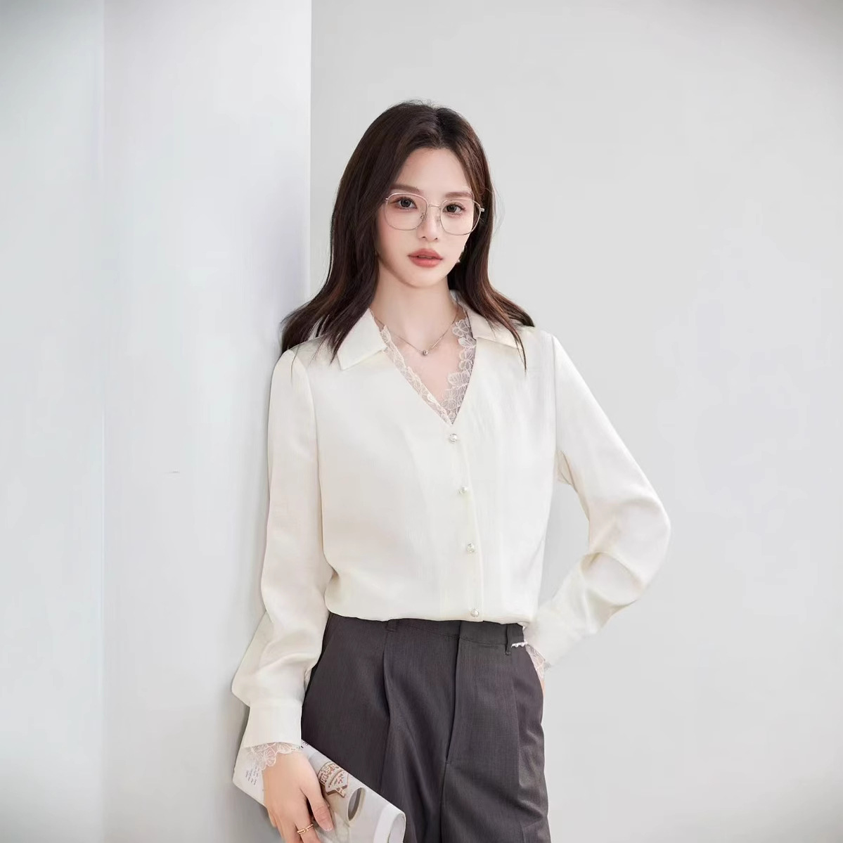 【设计感压褶拼接花边V领衬衫】纤莉秀大码女装胖mm2025春装新款