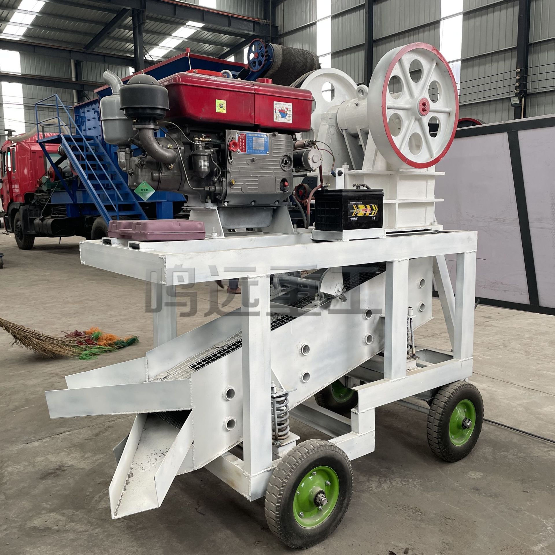 破碎机振动筛一体机 小型移动鄂破筛分一体机制砂制石