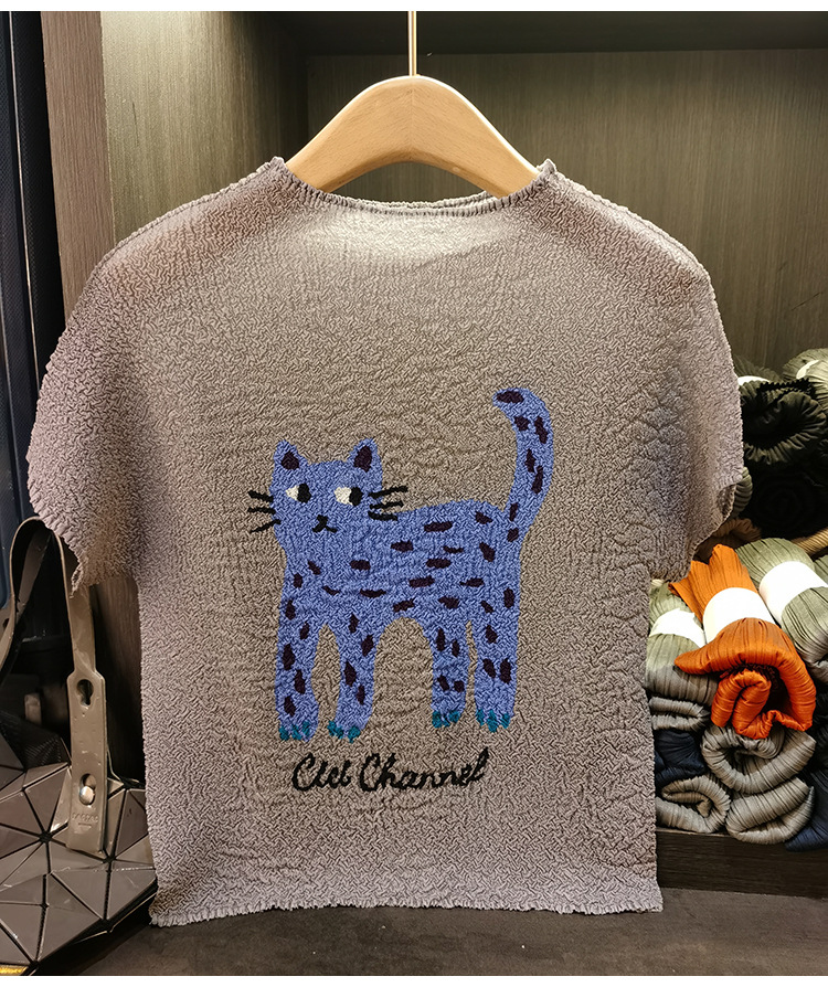 Áo thun nữ cổ tròn xếp ly nhẹ mỏng họa tiết mèo hoạt hình jacquard — đen, Màu trắng nhạt, màu xám chi tiết 11