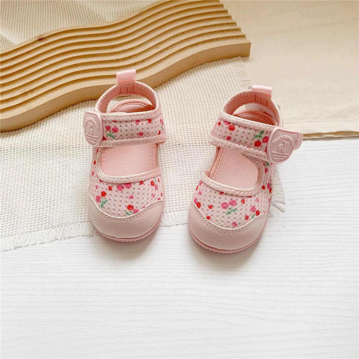 День экспорта одиночная девушка Баотоу маленькая вишневая сандалия детское нескользящая обувь для прогулок на липучке летняя обувь для девочек