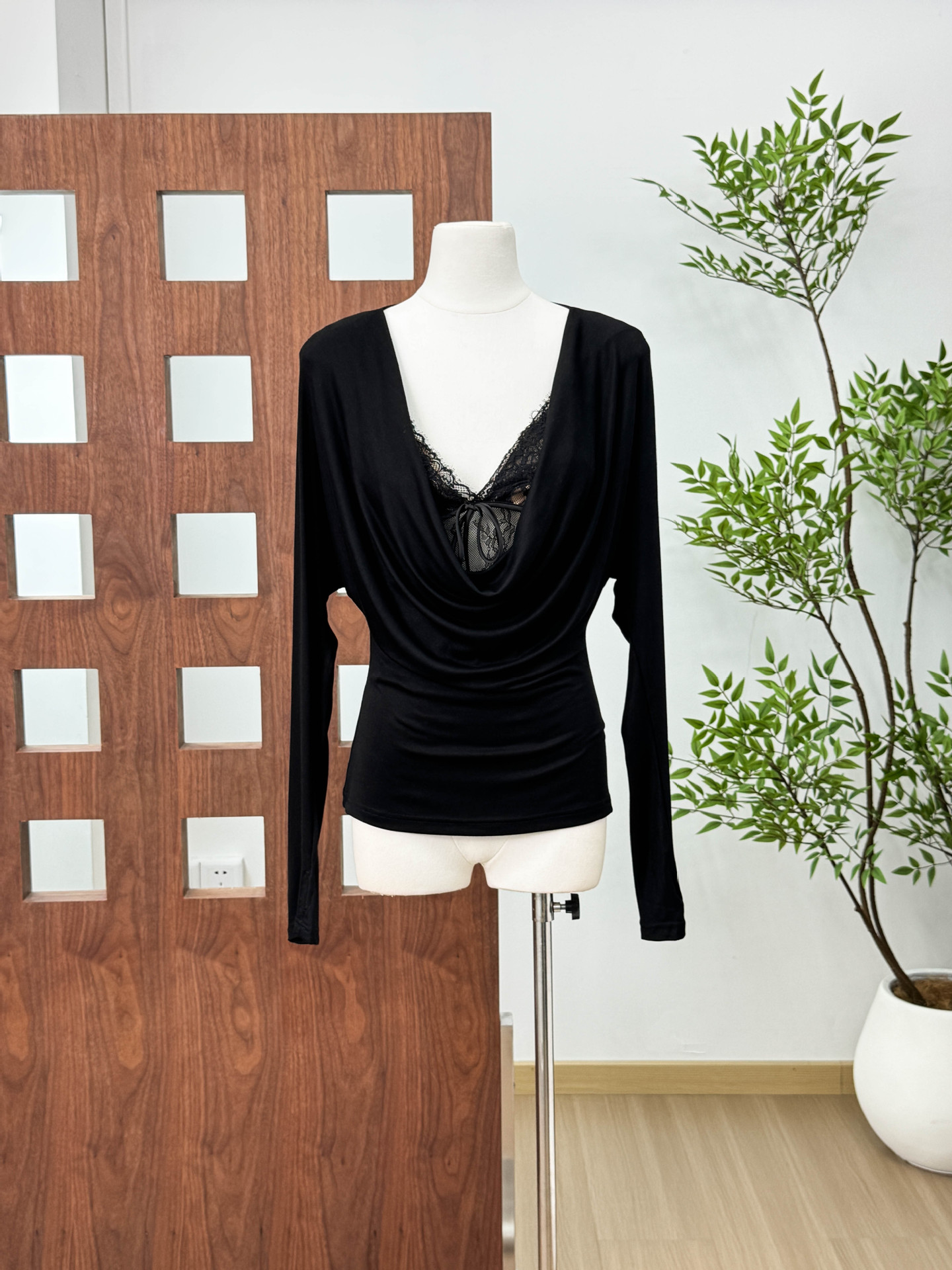 Código pulsante negro camiseta de cuello swing femenina primavera delgada sexy real de dos piezas 2026 nuevo image 7