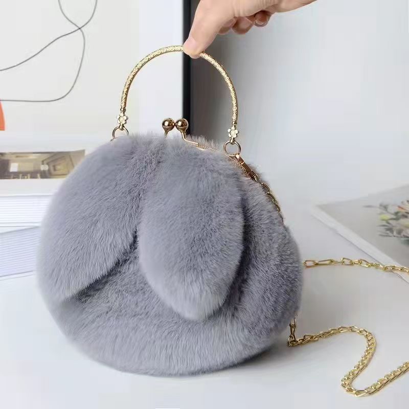 ぬいぐるみのウサギのカバンの女性は春と秋の新型のチェーンを斜めに掛けて、毛羽立ちのカバンを持っています。|undefined