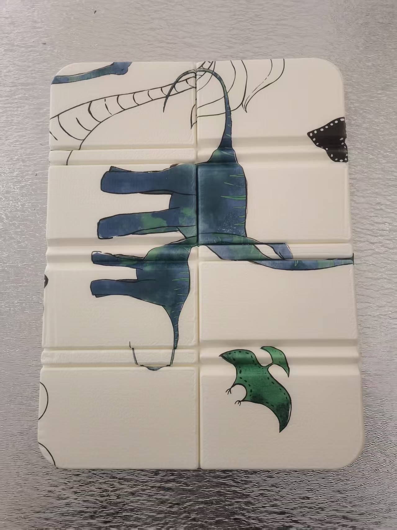 파란색과 빨간색으로 칠해진 공룡 그림