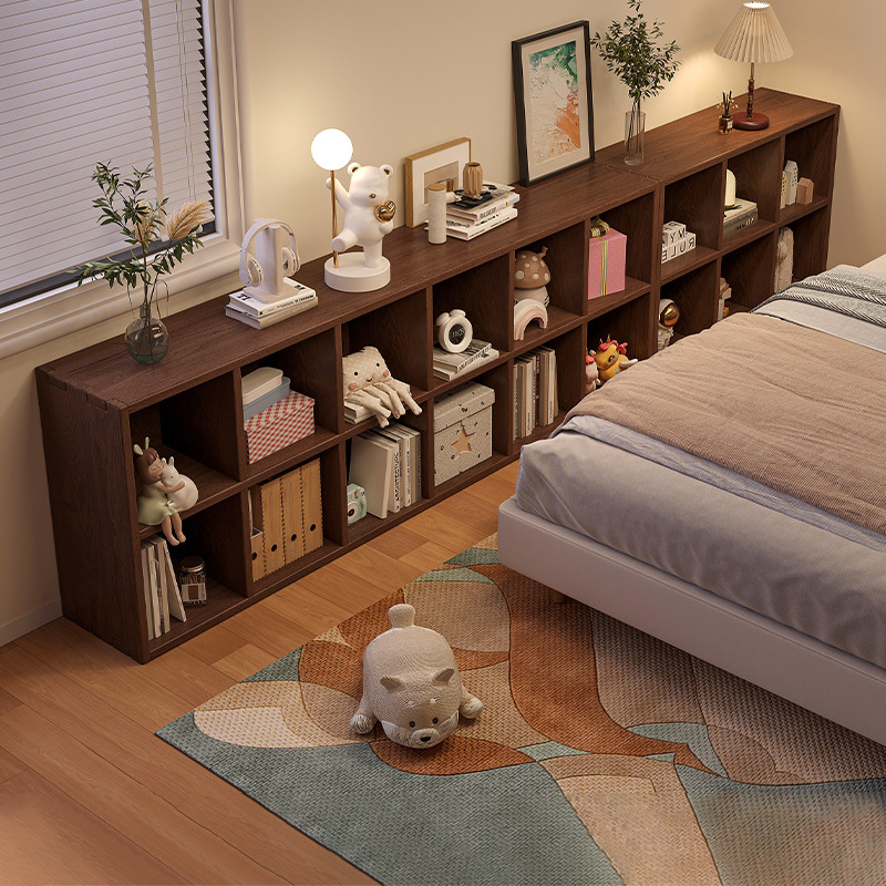 Estante al lado de la cama, gabinete a cuadros de madera maciza junto a la cama, estantería contra la pared, estantería, estantería de nogal de piso a techo, vitrina