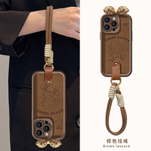 滑板猫咪蝴蝶结公仔挂绳适用苹果16手机壳15PRO小羊皮14硅胶防摔X