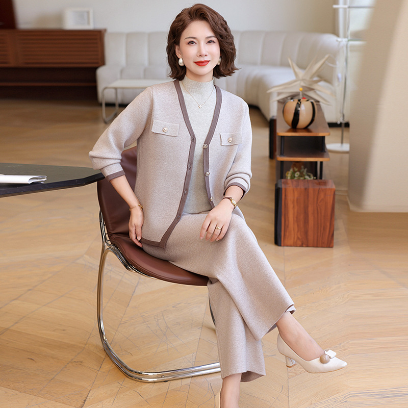 2025 Mom's Elegant Suit, Casual Sportswear, Middle-Aged and Elderly Women's Spring & Fall Tops, Stylish Knitted Cardigans