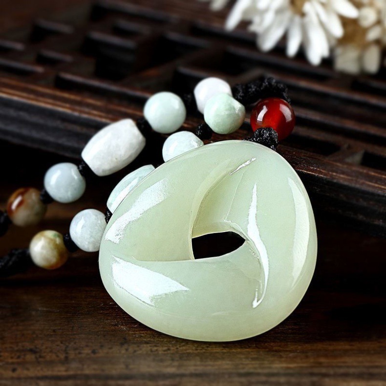 Mặt dây chuyền ngọc bích Hetian tự nhiên khắc hai mặt hình chữ 'Vận' chi tiết 6