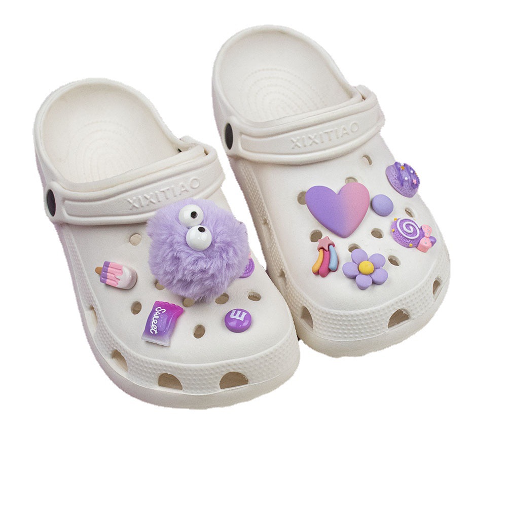 Púrpura colorido agujero zapatos hebilla gradiente en forma de corazón zapatos zapatillas Sandalias hebilla decorativa desmontables dibujos animados novia zapatos flor