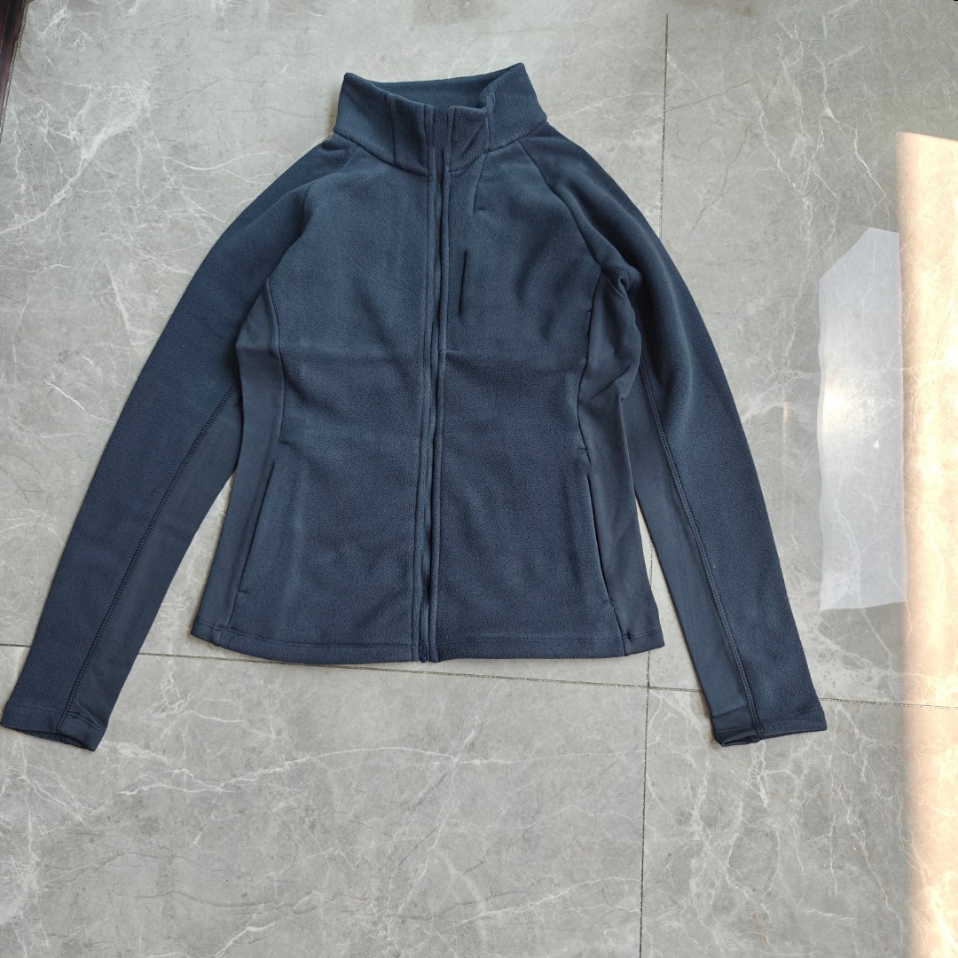 Sports jacket with hood with zipper