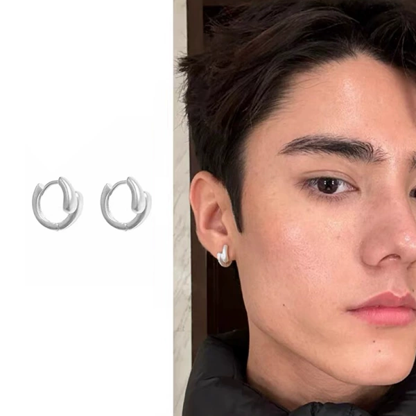 C543 A pair of earrings