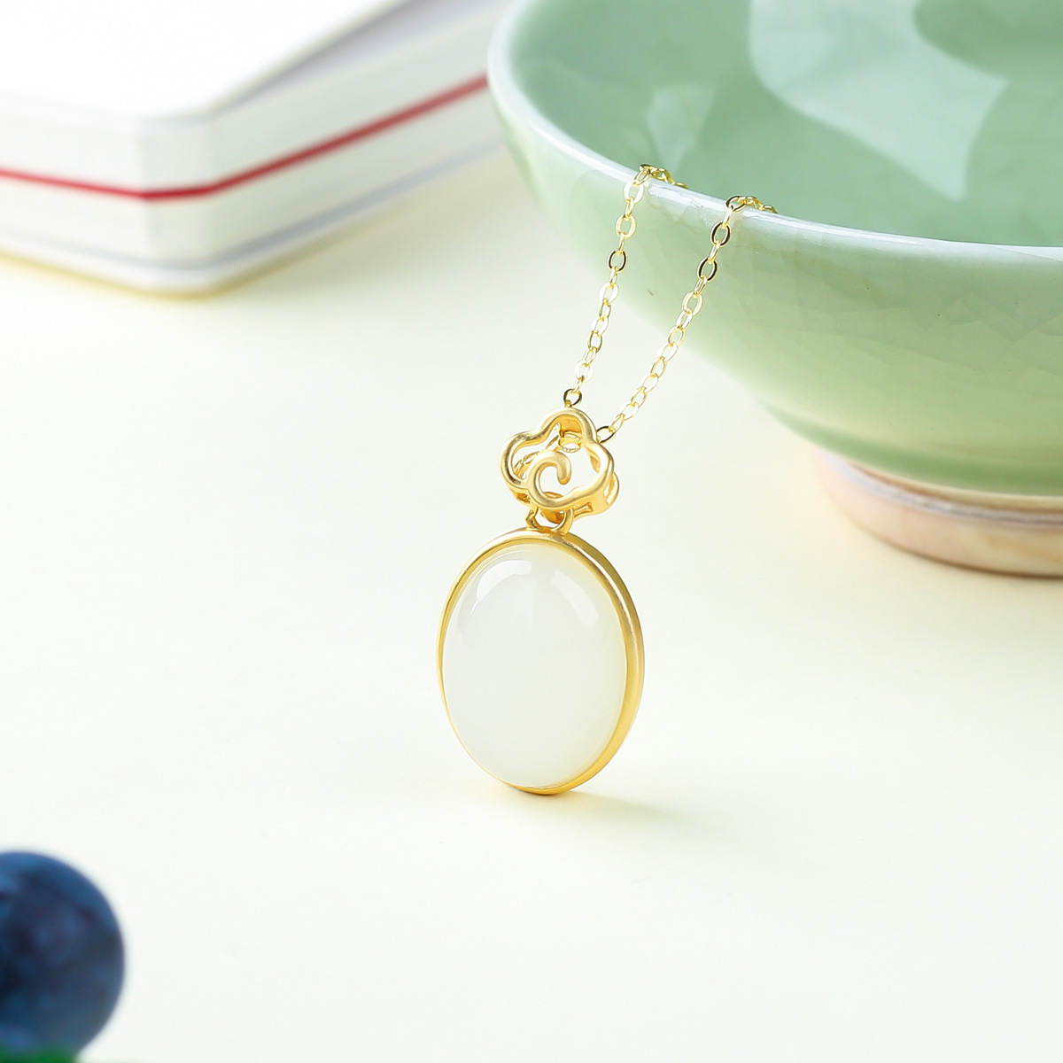 Sophisticated retro trend fashionable pendant
