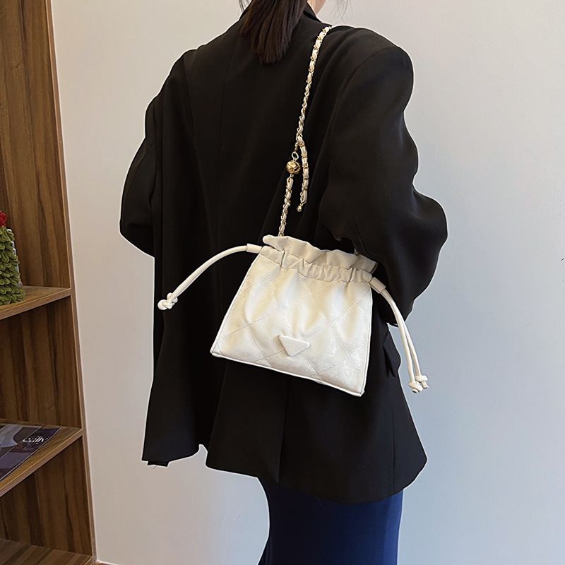 Este año, la moda de diamante con bolso de cubo de agua para mujeres 2024 nuevo estilo estilo