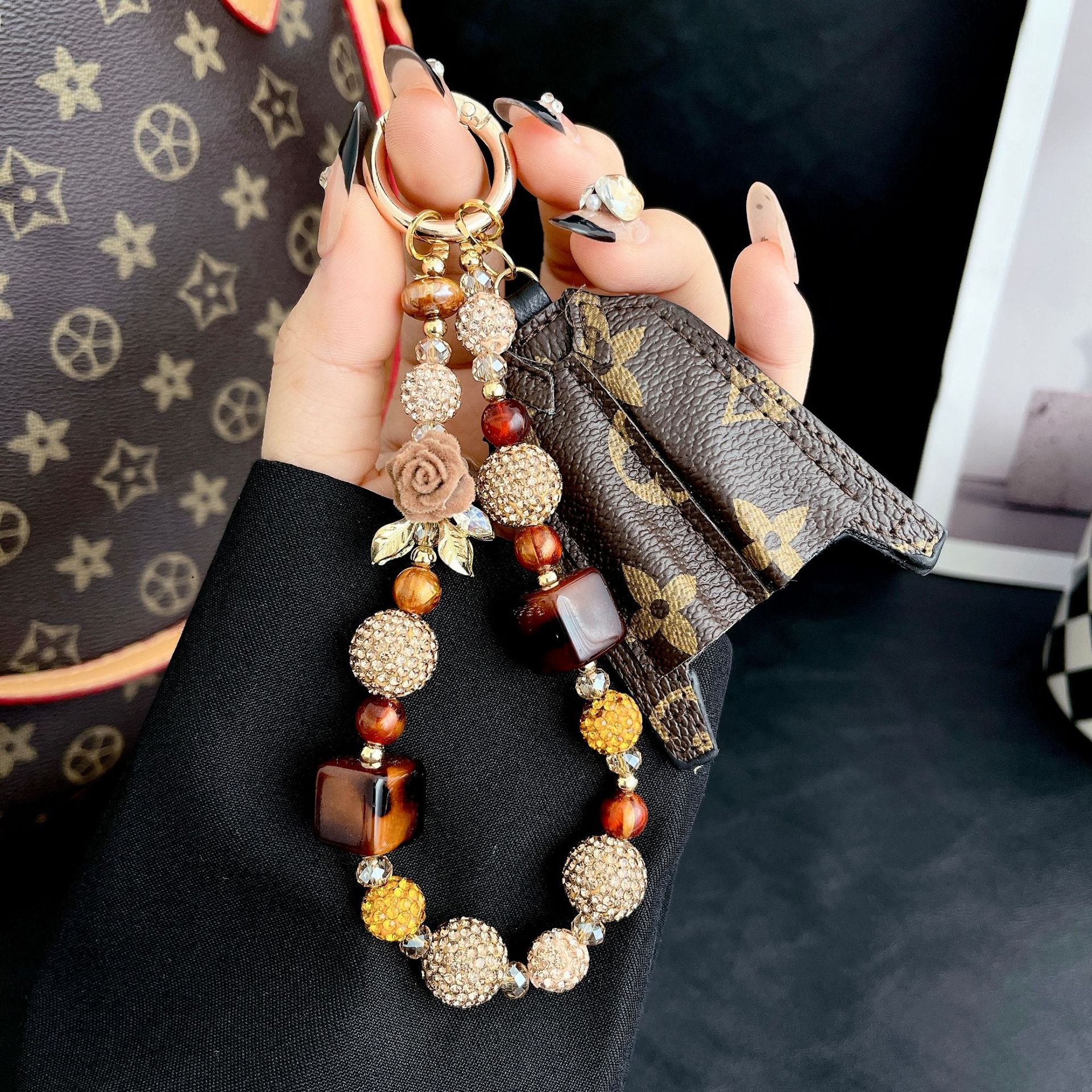 Boutique hecha a mano cadena de teléfono móvil de alta calidad mujer cadena corta moda LV ropa vieja serie de flores bolsos de teléfono móvil accesorios cortos