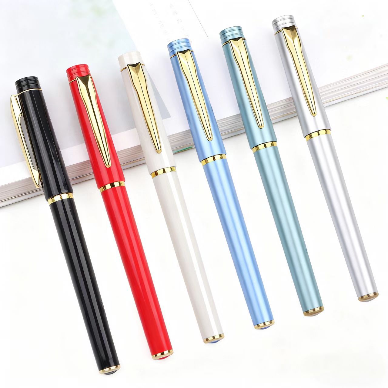 무게감 있는 메탈릭 질감