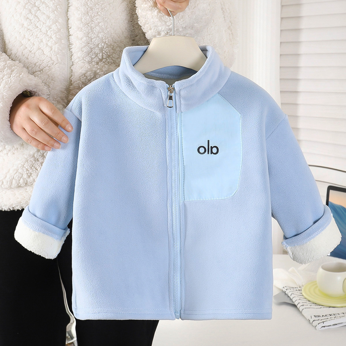 Niños agitando el nuevo abrigo de invierno 2025, chaqueta de cuello de estilo extranjero para niños y niñas con ropa infantil de terciopelo universal