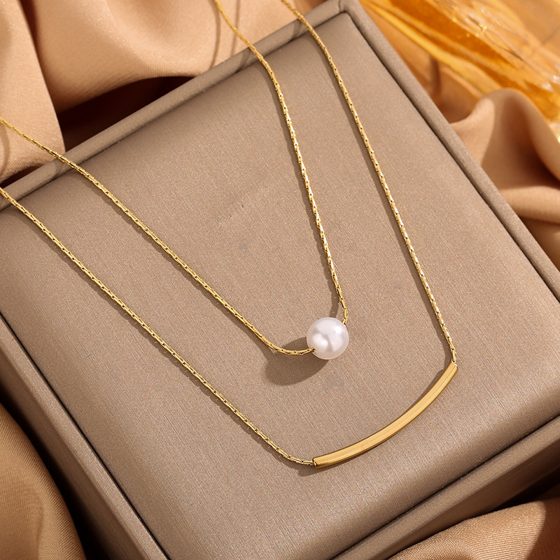 Nosso colar minimalista em camadas combina correntes delicadas e um luxo discreto. Use-o como um pequeno lembrete da sua própria beleza e confiança serena._voghion.com