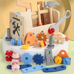 子供の木の修理の道具箱はねじをねじってナットを分解します。