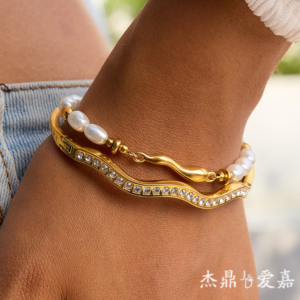 Jeding brazalete con hebilla de diamantes de imitación de acero inoxidable europeo y americano, joyería ligera de lujo de alta gama, joyería de acero de titanio para mujer que no se desvanece, transfronteriza