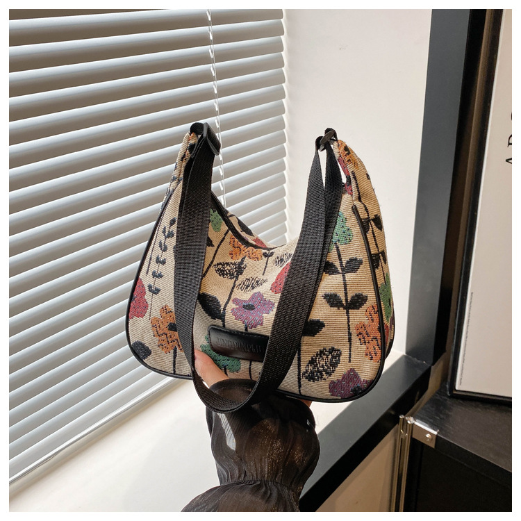 Popular fashion, simple, large-capacity printed trend 2024, fashionable patchwork canvas single-shoulder bag, small square bag, women's bag, trendy undefined
