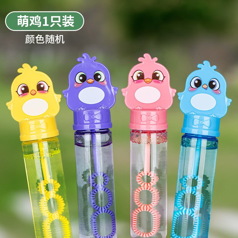 Varita de burbujas de panda de dibujos animados para que los niños la sostengan y hagan burbujas al aire libre en el parque.