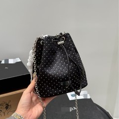 跨境新品潮重工欧美时尚朋克风爆款个性铆钉水桶PU手提腋下女包