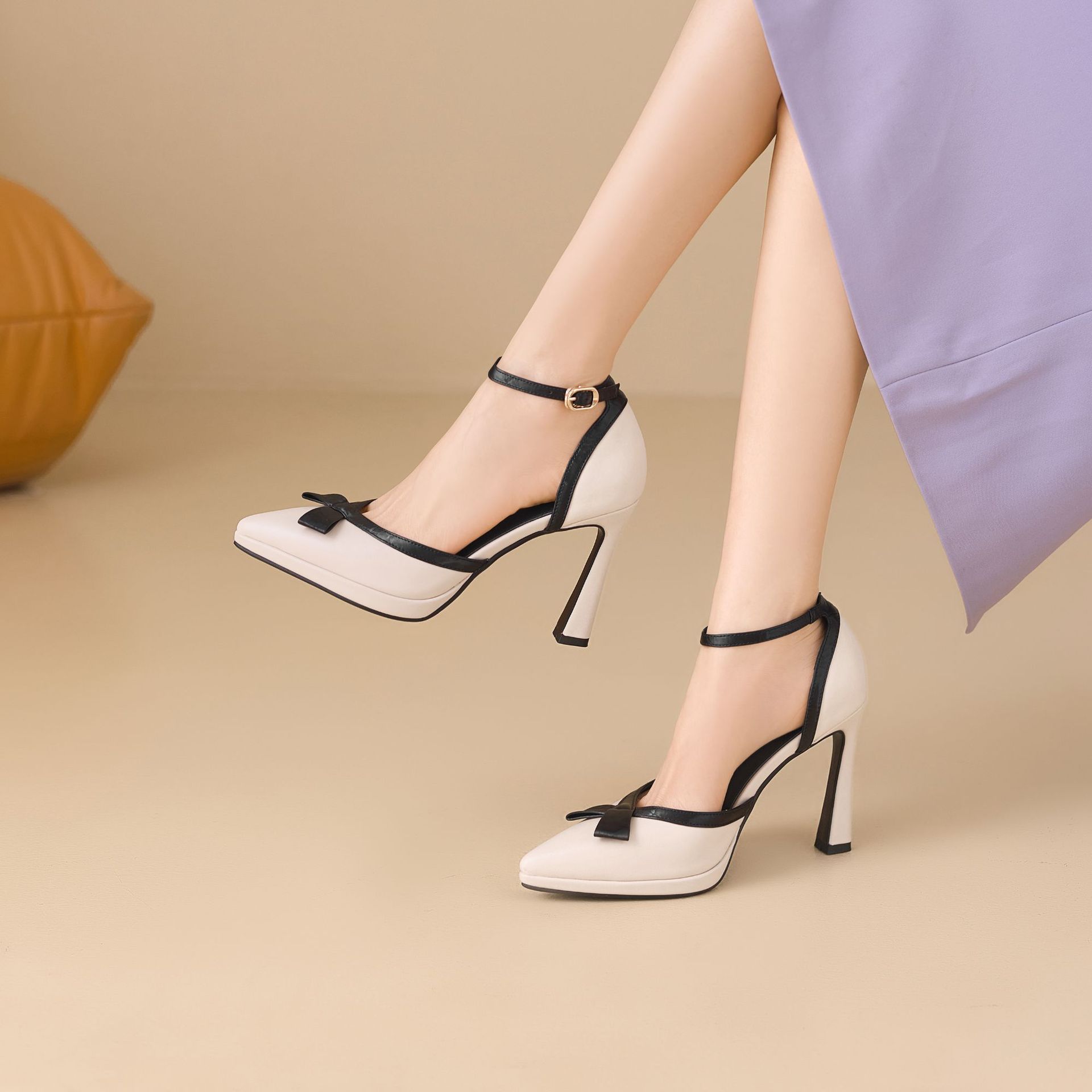 Sandal cao gót nữ phối màu phong cách Chanel, quai một khuy, mũi kín, gót nhọn 9 cm — Rượu vang đỏ, màu trắng ngà