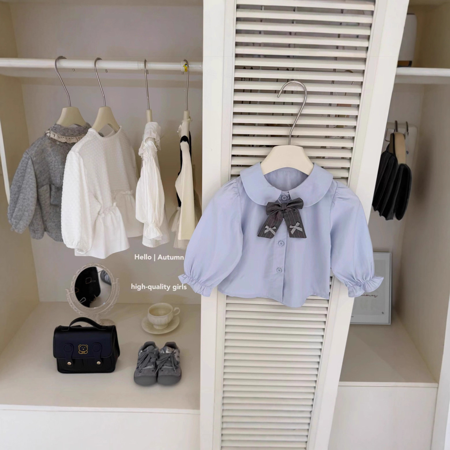 Mädchen-Anzug im College-Stil, Frühling 2026, modisches Kinder-Outfit im internationalen Stil, Baby-Mädchen-Hemd, Strickweste, Faltenrock_voghion.com