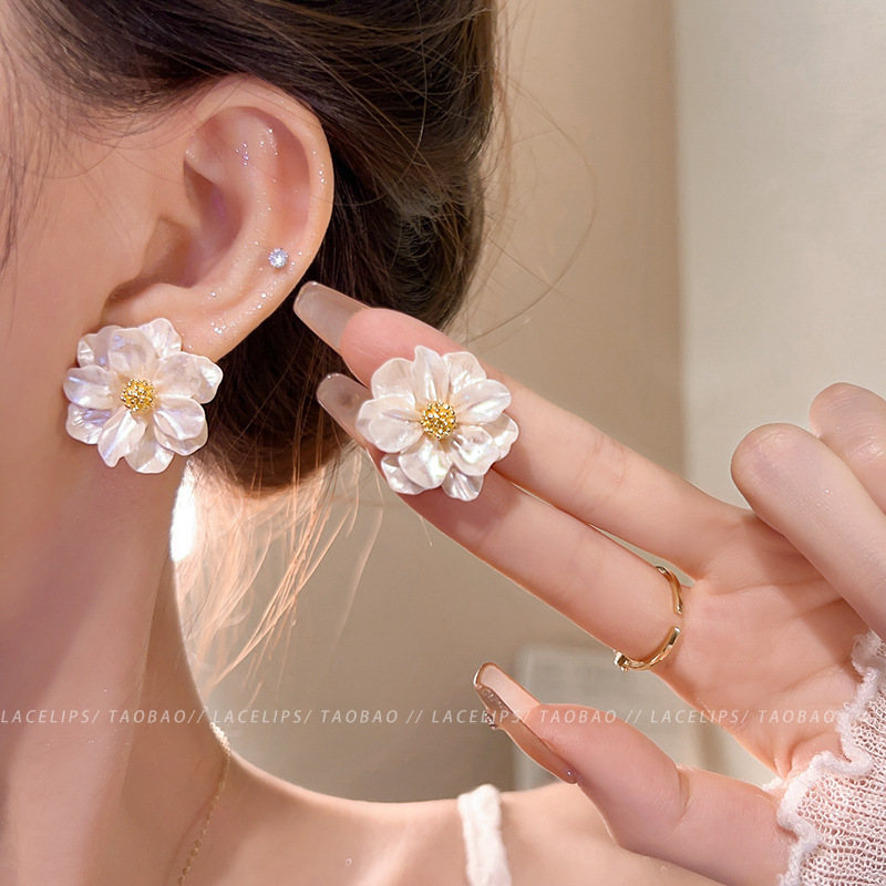 Vacancias suave hilo de malla brilla petal pendientes 2026 nuevo super temperamento perla perla hermosa joyas de orejas