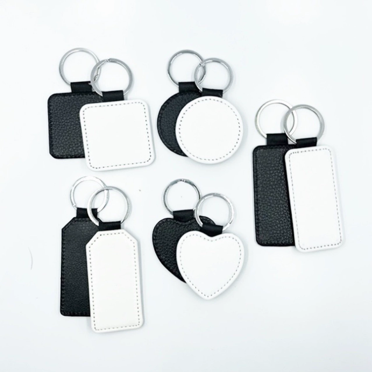 Прямые поставки с фабрики: заготовки для брелоков с термотрансферной печатью, из искусственной кожи с узором «личи», с возможностью нанесения логотипа методом сублимации.