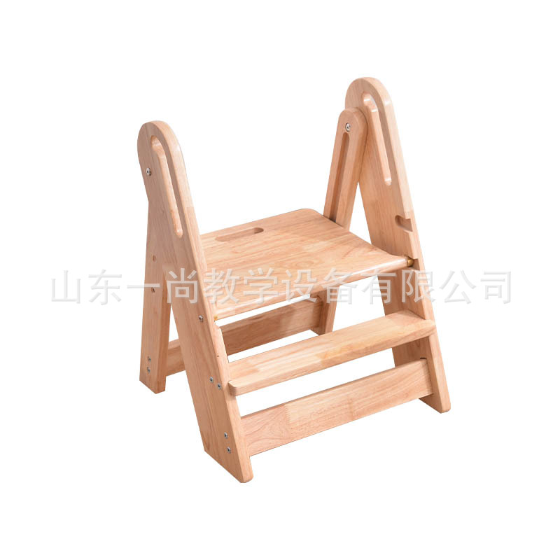 子供の手を洗う腰掛けの赤ちゃんの足は腰掛けを踏みます。