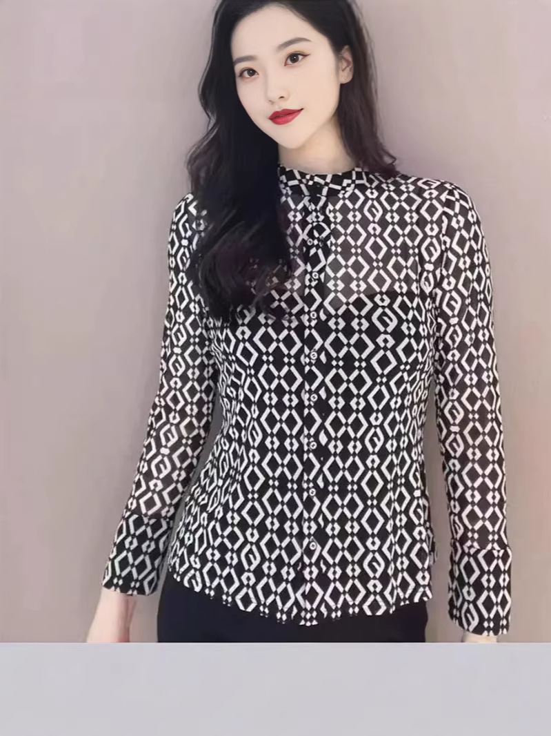 Áo thun nữ dài tay cổ cao họa tiết kim cương co giãn — đen