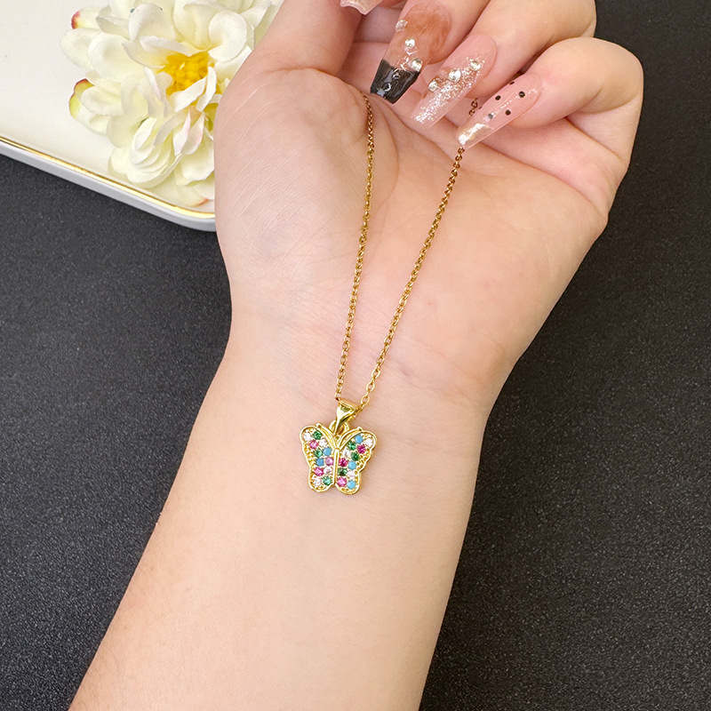 Nuevos productos vietnamita oro de arena ligero lujo mariposa imitación de diamante collar de diamante de color nicho femenino de alto nivel pendientes suministro transfronterizo