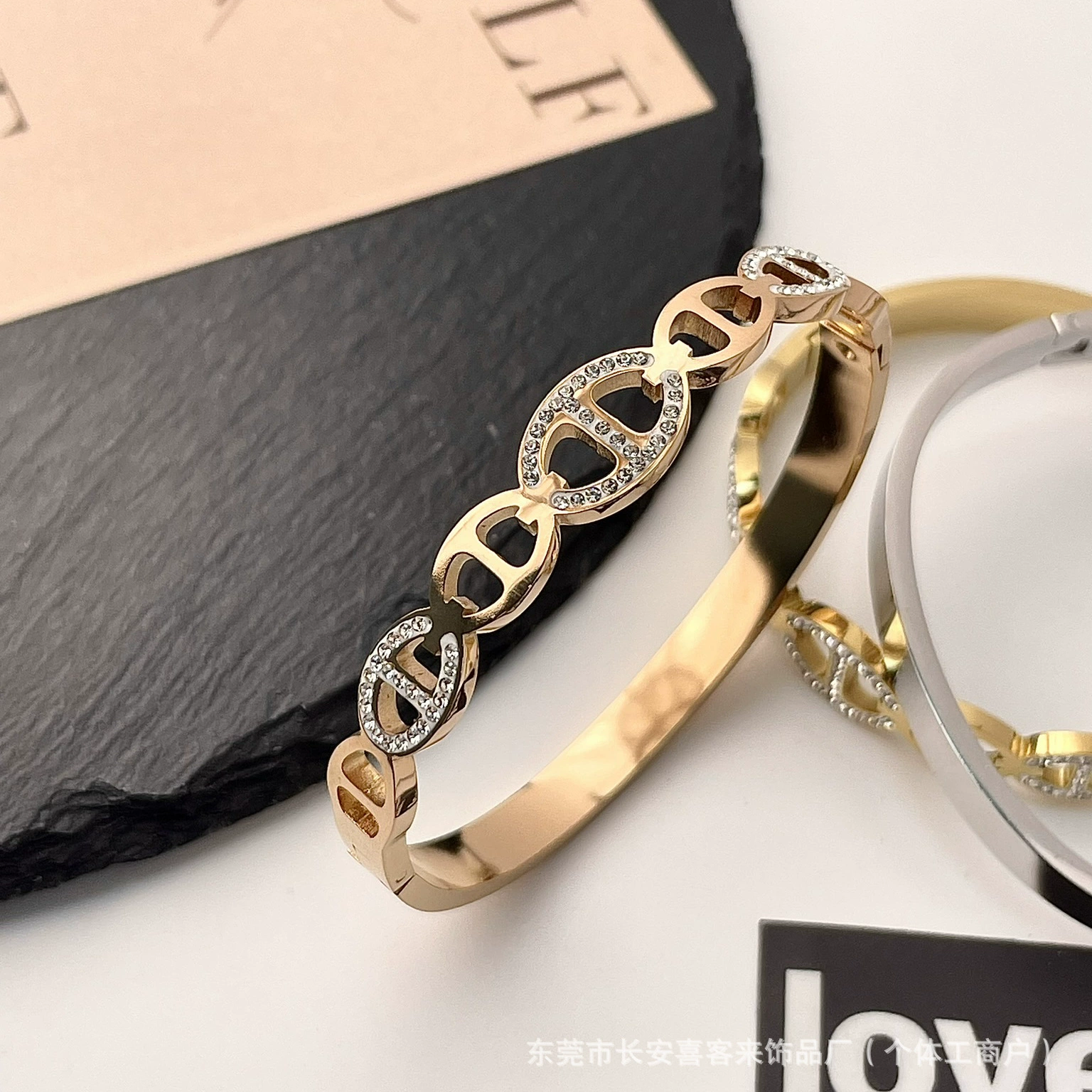 Минималистичный браслет бренда из нержавеющей стали, аксессуар, европейский стиль, стиль легкой роскоши, (跨境 торговля), четырехлистный клевер