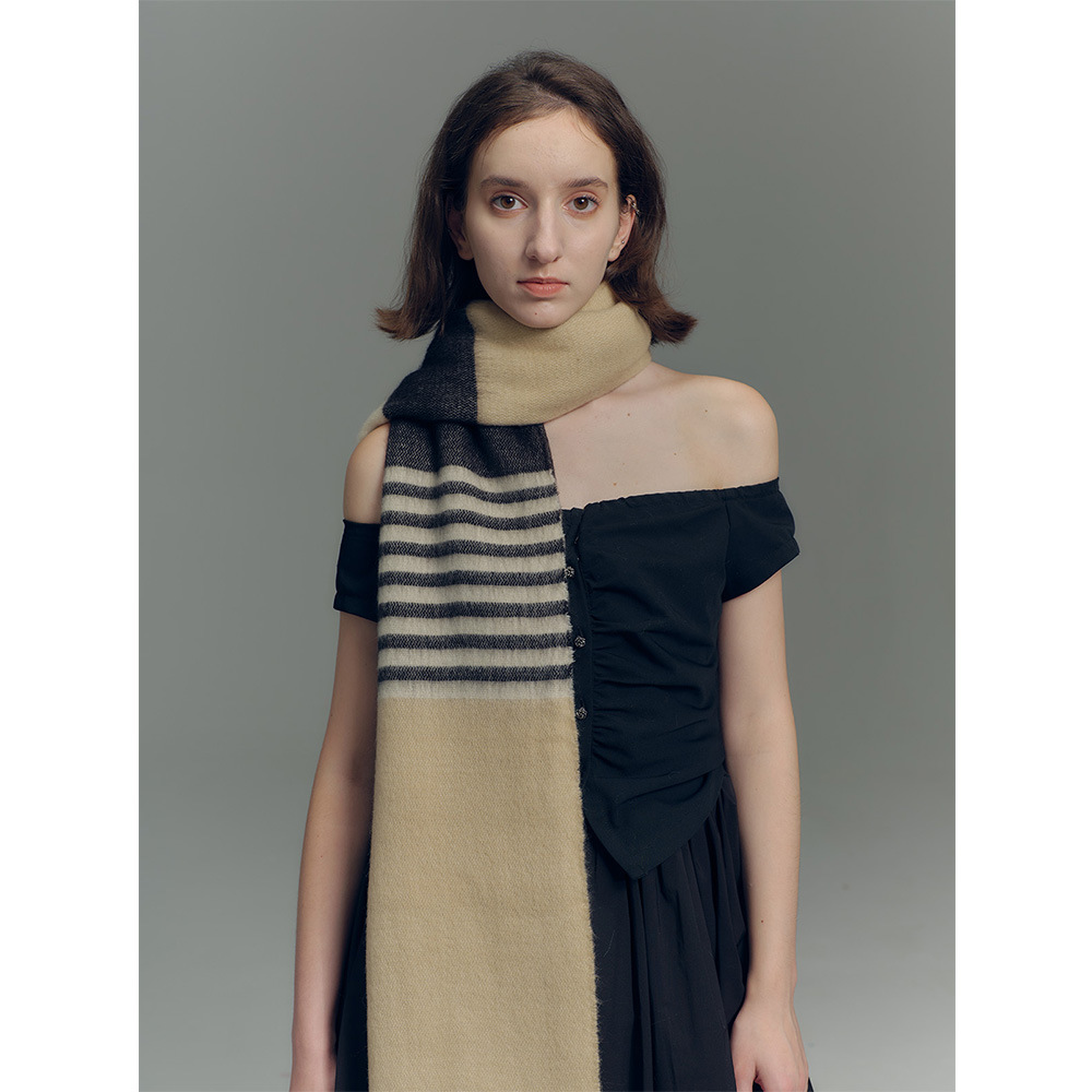 Novo cachecol xadrez feminino em imitação de cashmere com blocos de cores cáqui e nude, com bordas desfiadas, ideal para outono e inverno. Tamanho ampliado._voghion.com