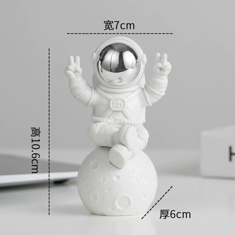 大サイズの宇宙飛行士が宇宙飛行士の客間の部屋の家の酒場の装飾品を飾って贈り物をして卸売りします。|undefined